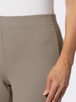 Schlupfhose in schmaler Schnittführung
