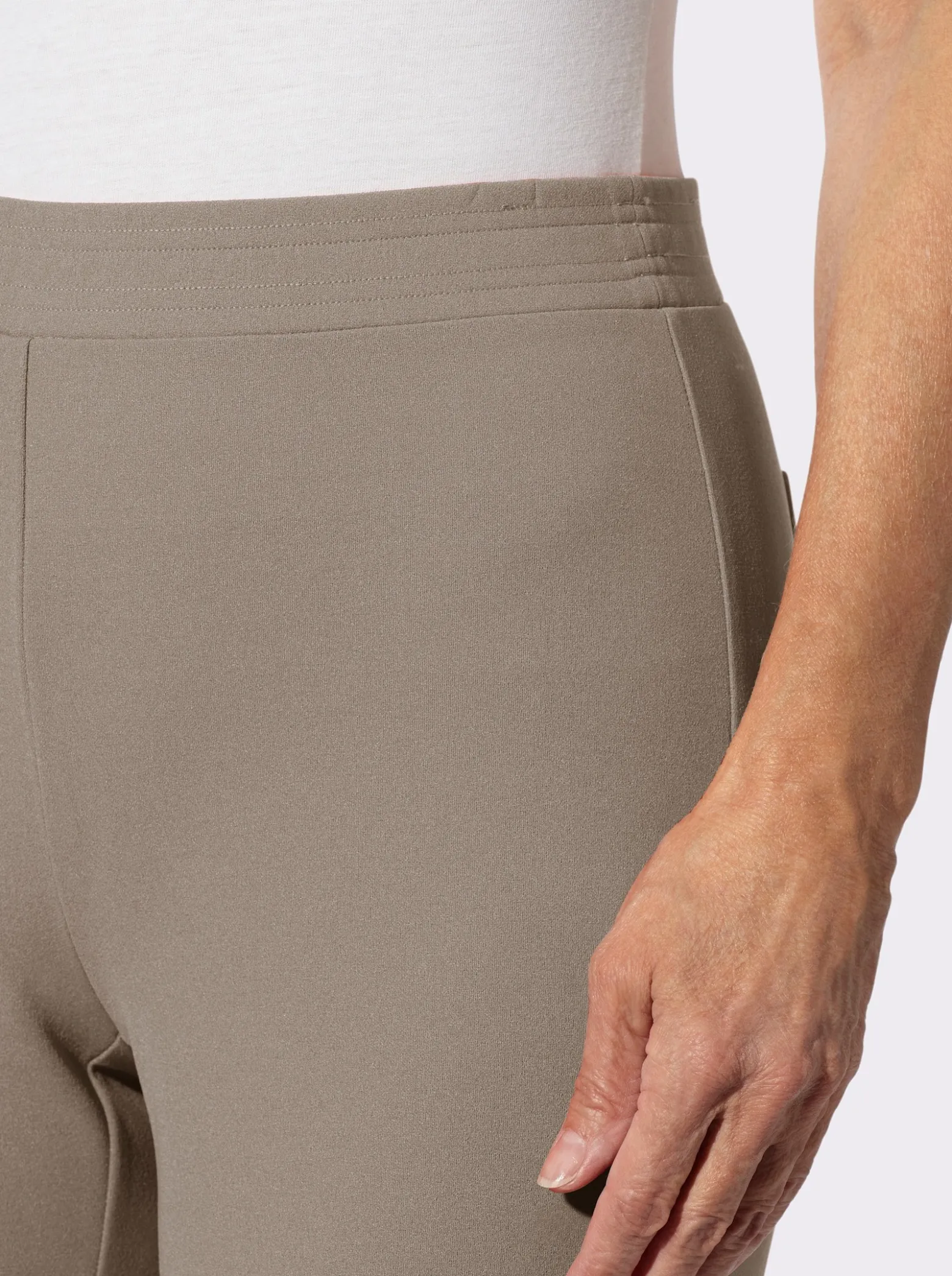 Schlupfhose in schmaler Schnittführung
