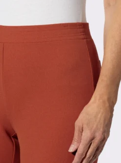 Schlupfhose in schmaler Schnittführung
