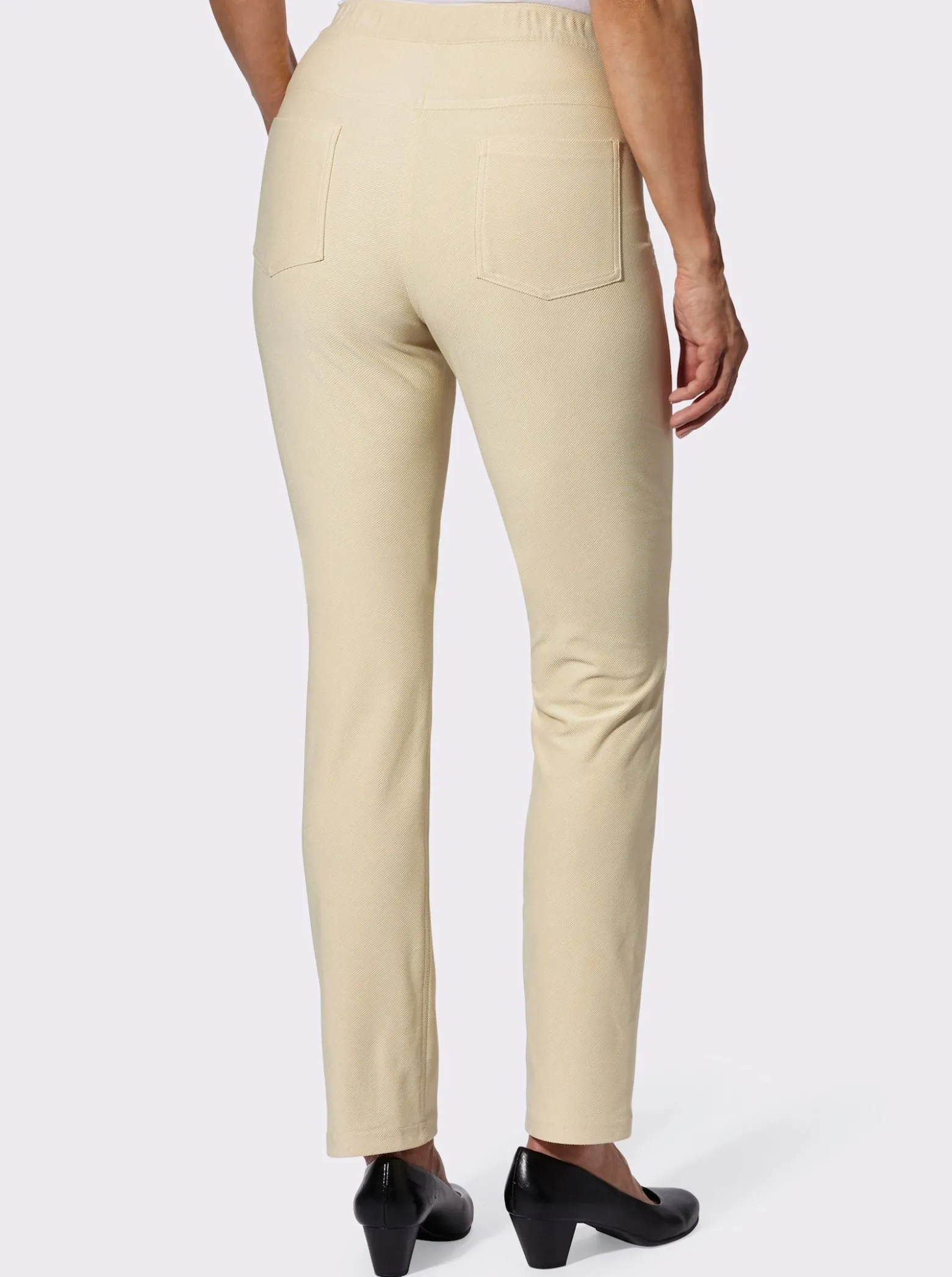 Schlupfjeans mit schmal geschnittenen Beinen