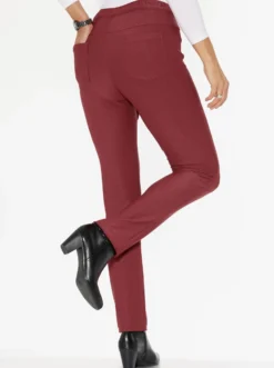 Schlupfjeans mit schmal geschnittenen Beinen