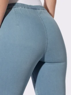 Schlupfjeans mit schrägen Taschen