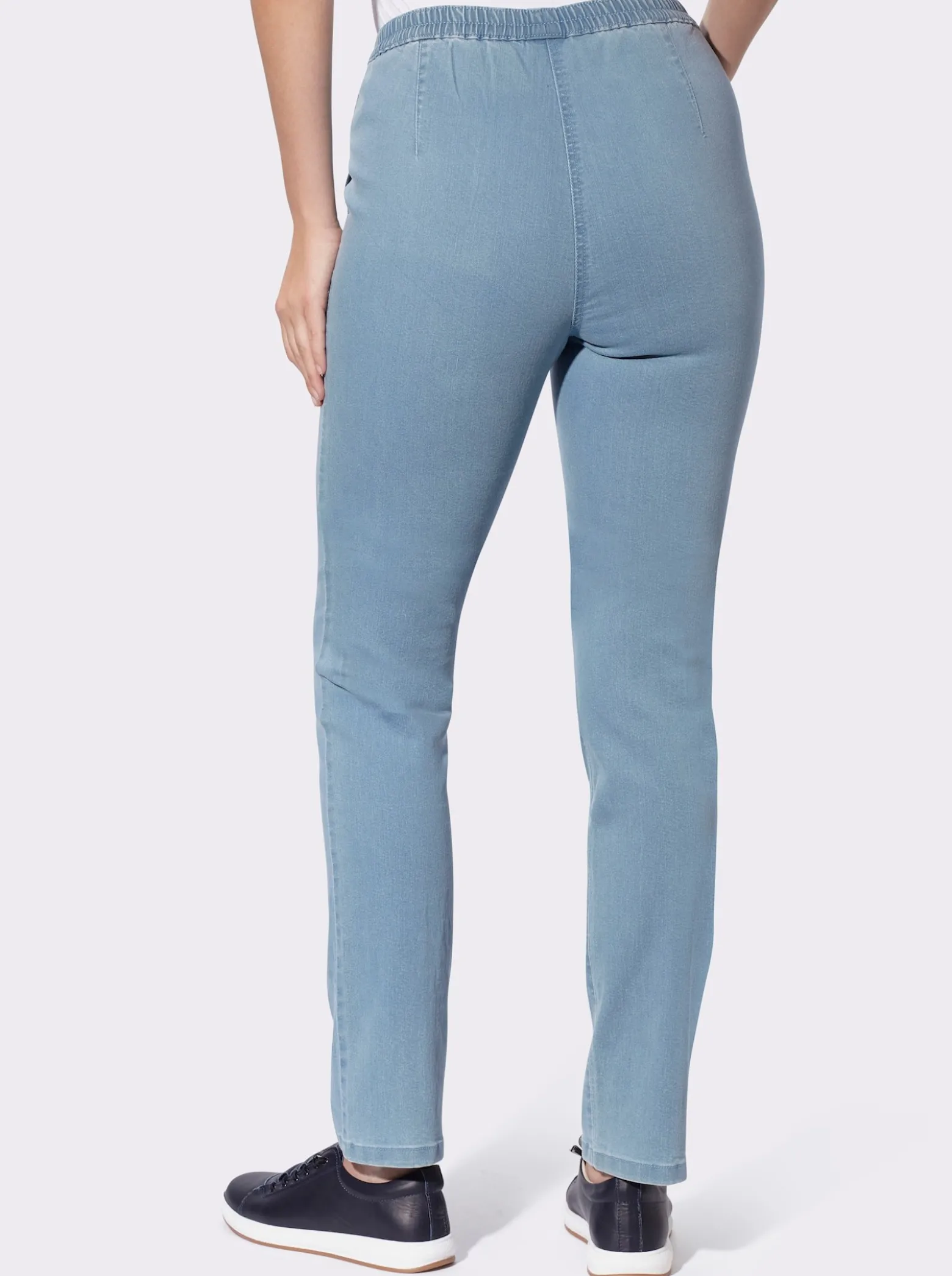 Schlupfjeans mit schrägen Taschen