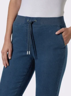 Schlupfjeans mit Ösen und Zierband