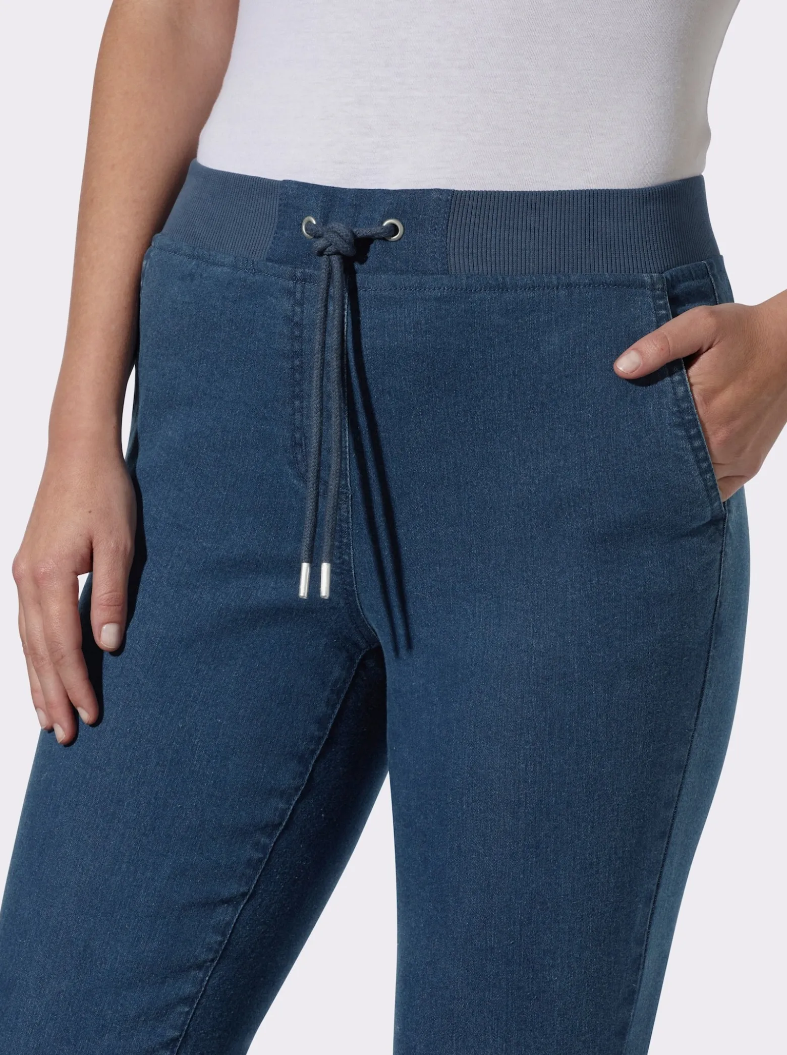Schlupfjeans mit Ösen und Zierband