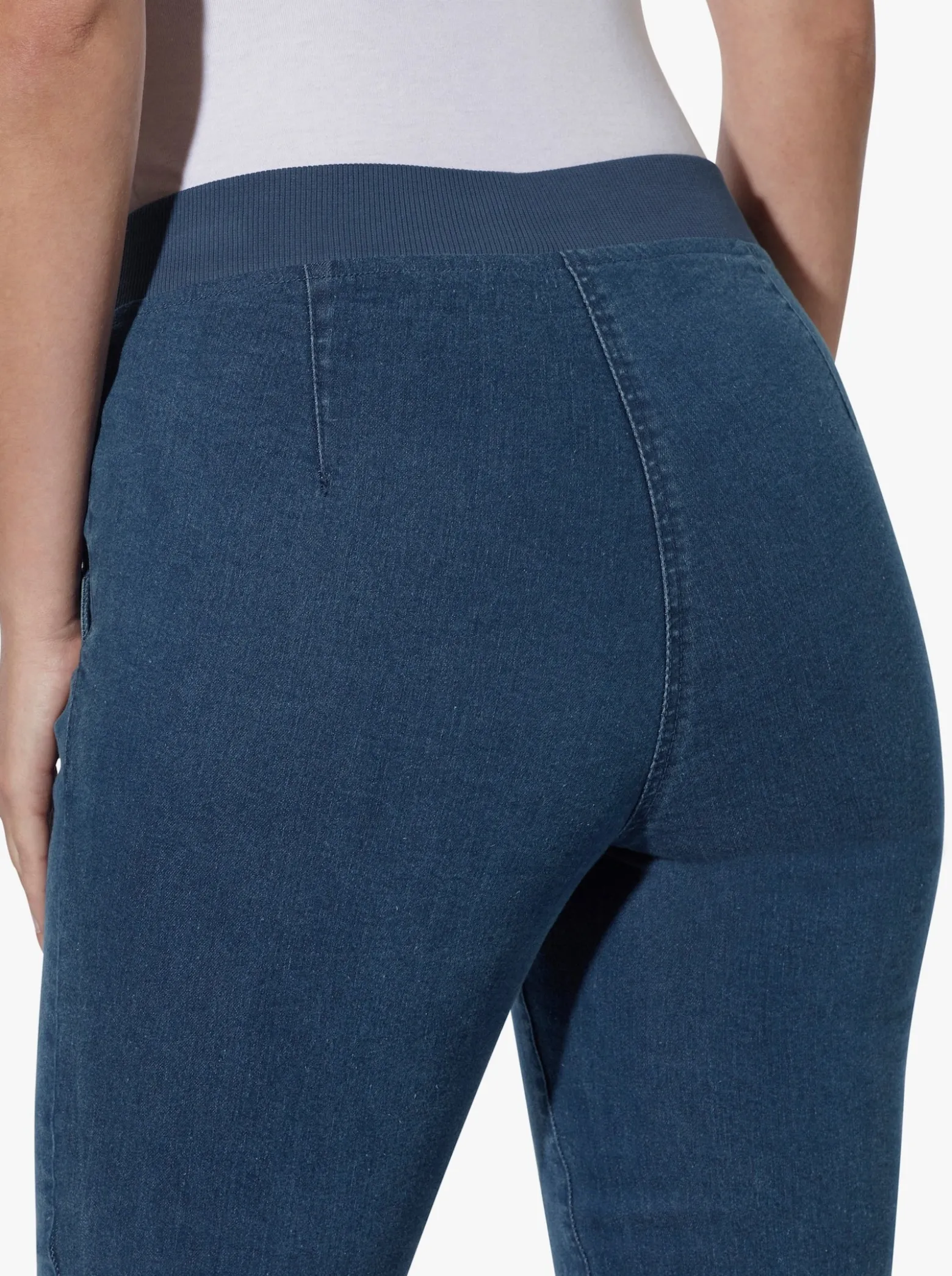 Schlupfjeans mit Ösen und Zierband