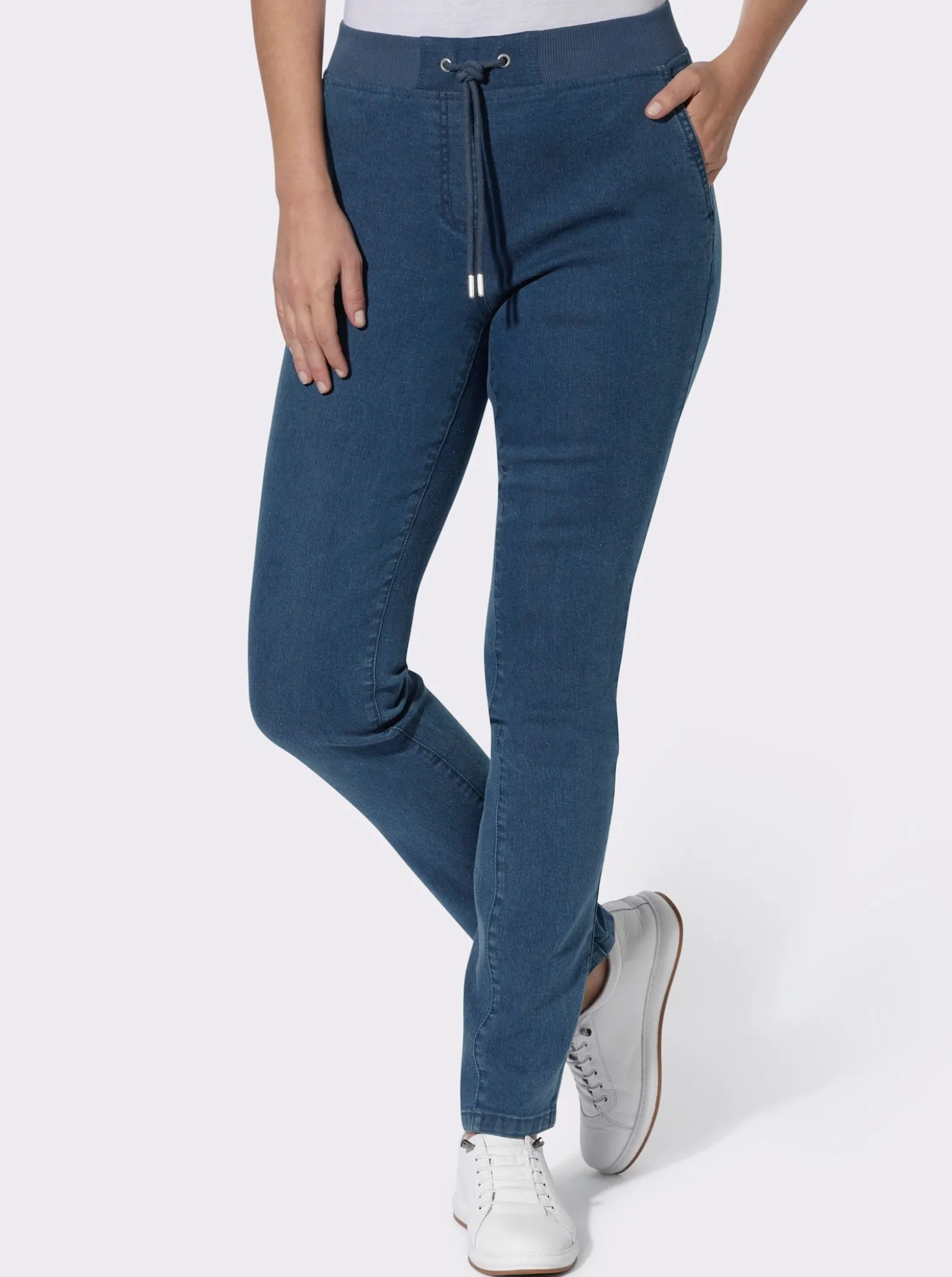 Schlupfjeans mit Ösen und Zierband