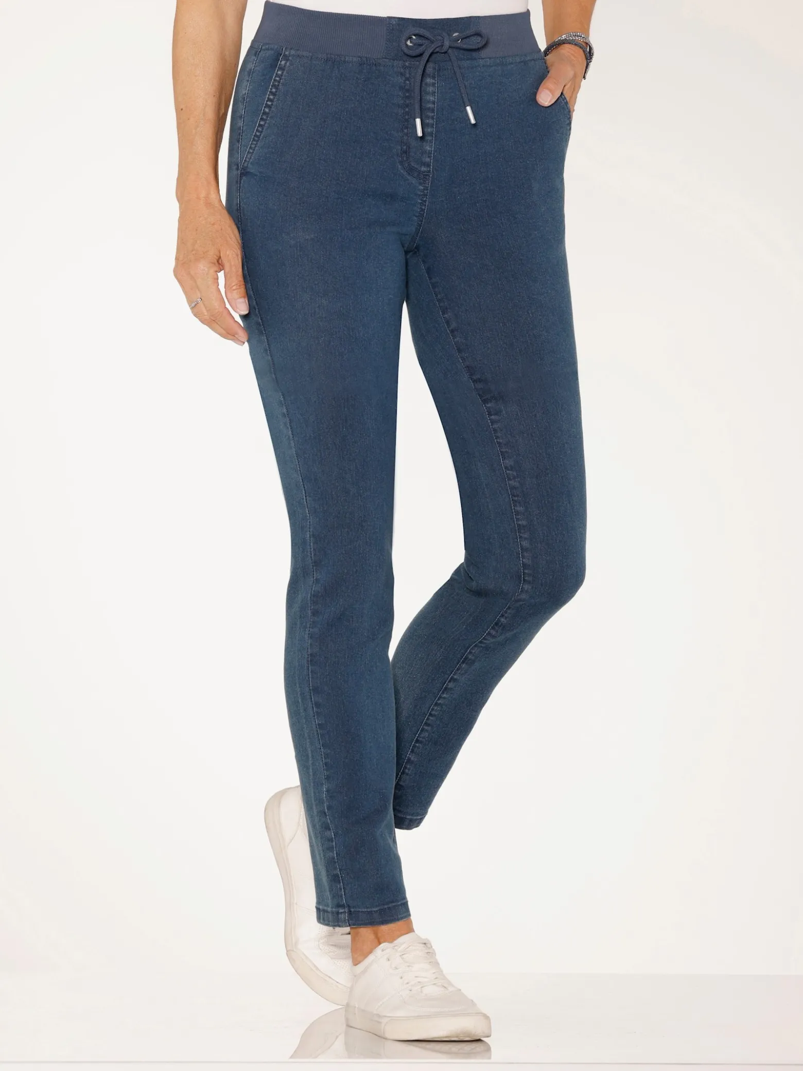 Schlupfjeans mit Ösen und Zierband