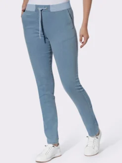 Schlupfjeans mit Ösen und Zierband