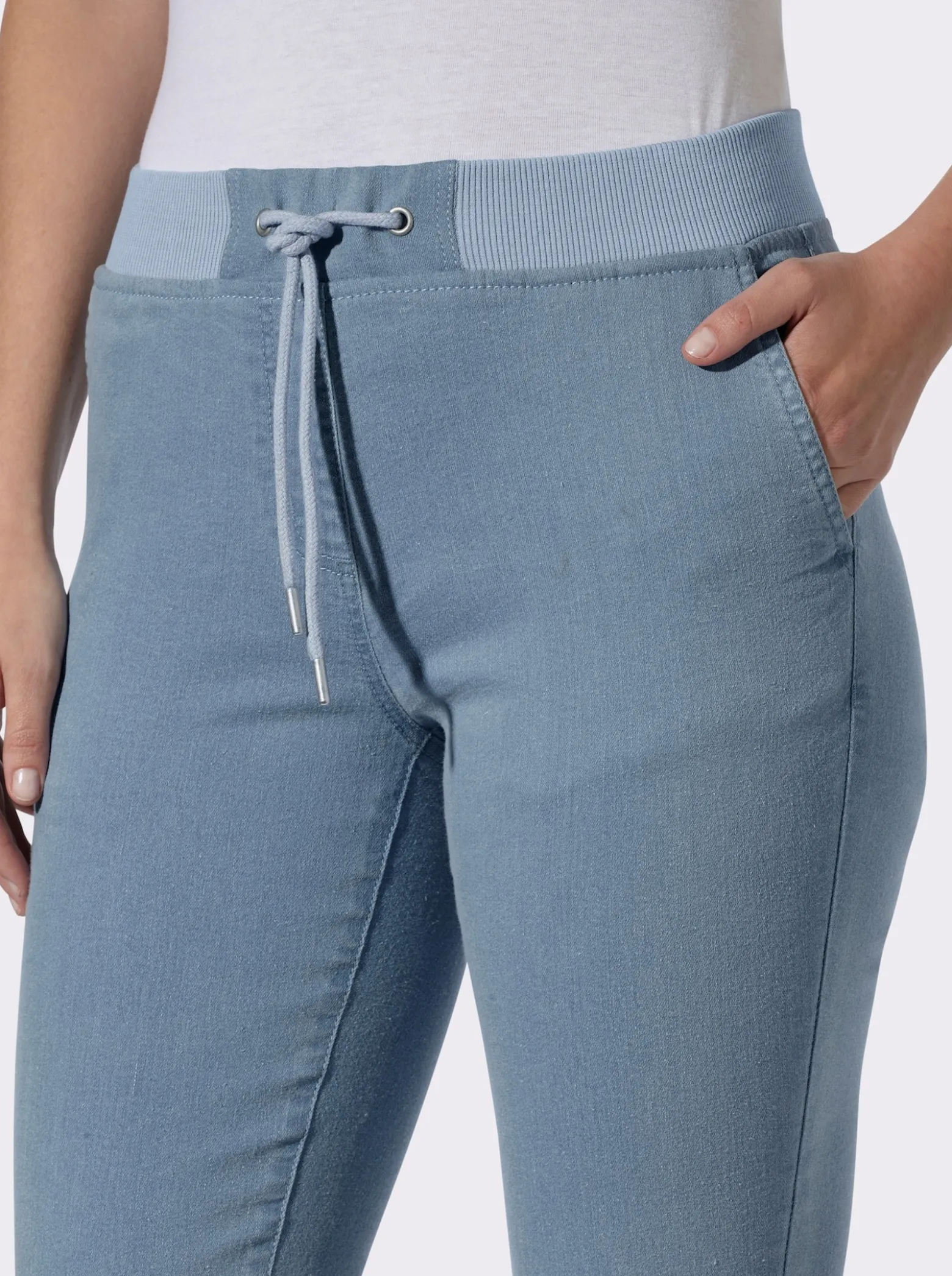 Schlupfjeans mit Ösen und Zierband