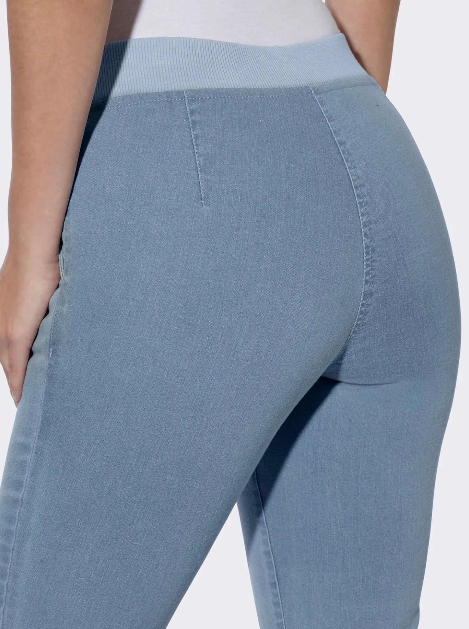 Schlupfjeans mit Ösen und Zierband
