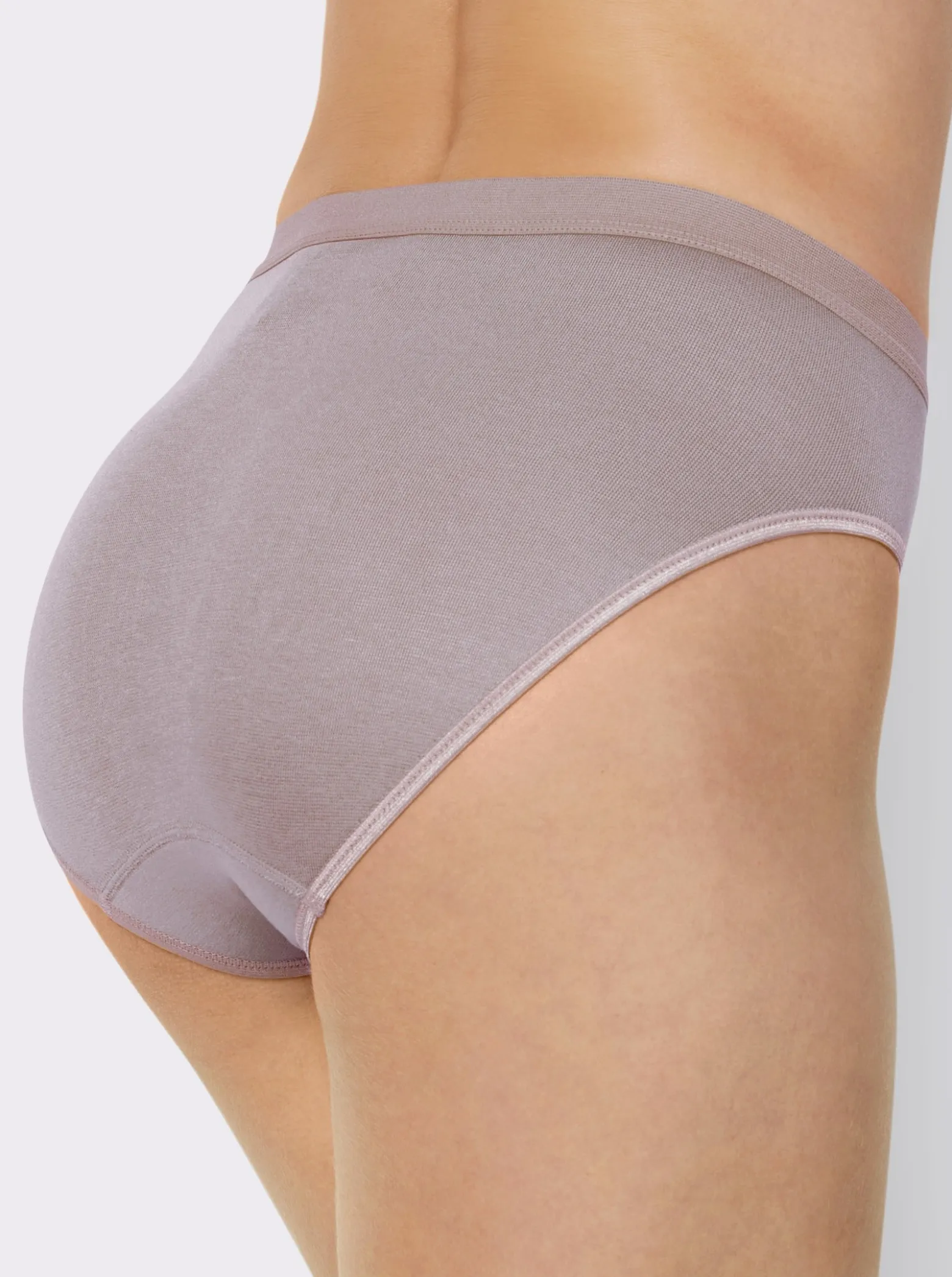 Slip mit elastischen Abschlüssen