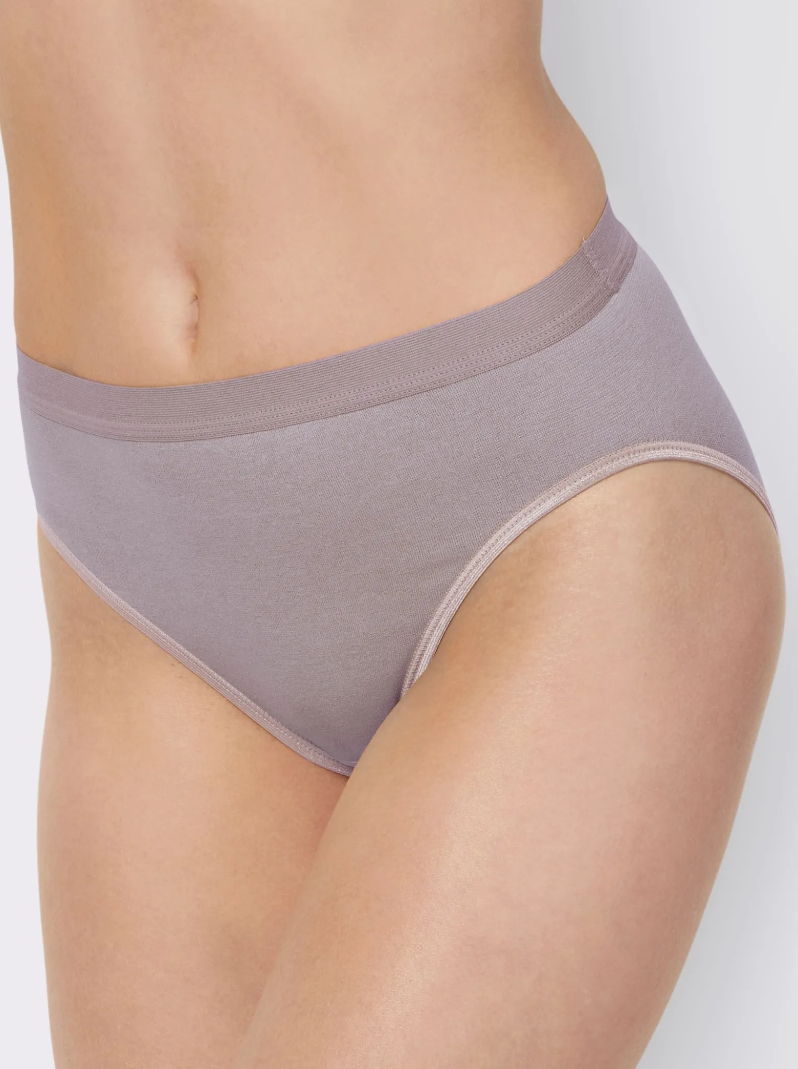 Slip mit elastischen Abschlüssen