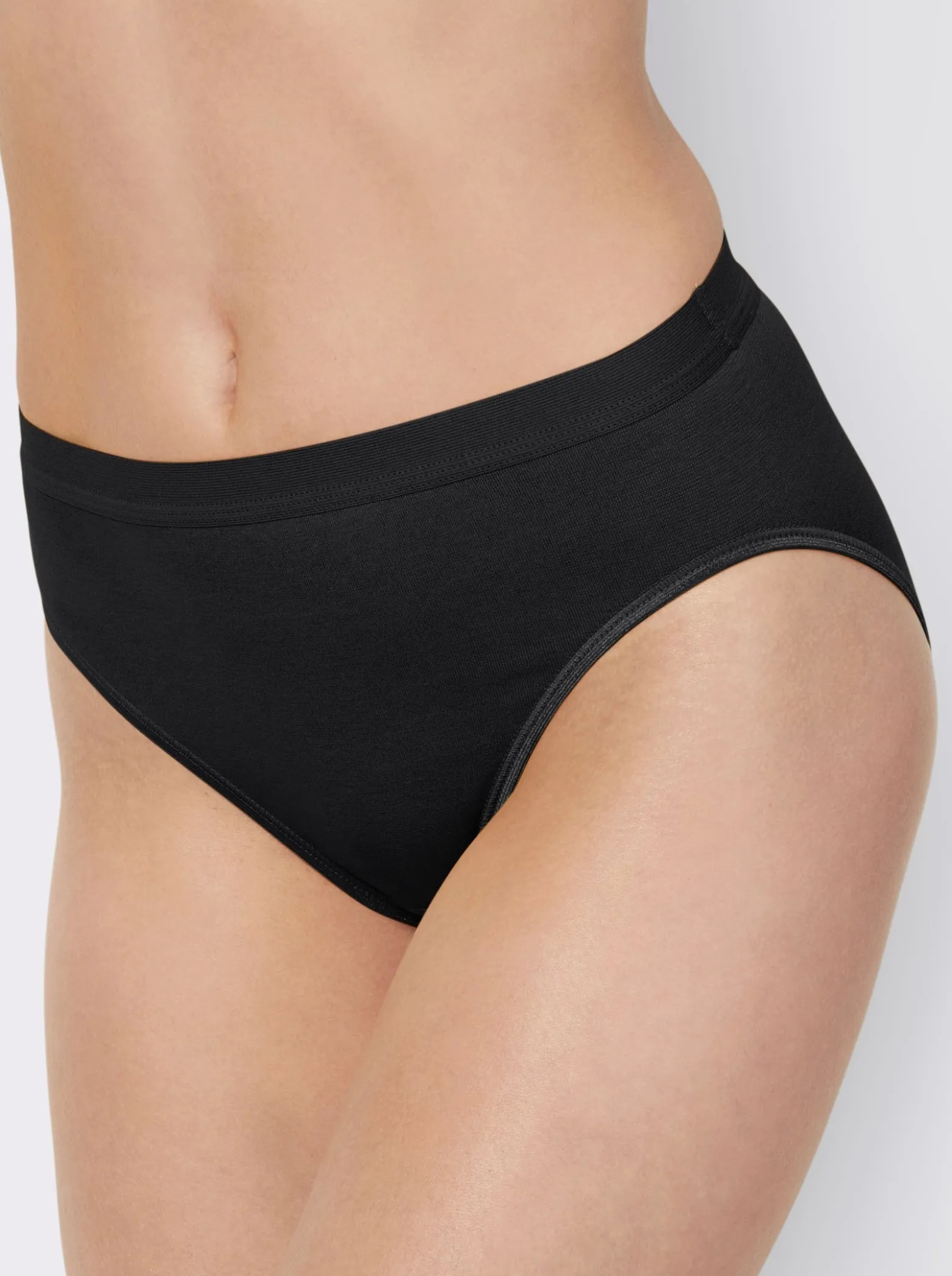 Slip mit elastischen Abschlüssen