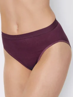 Slip mit elastischen Abschlüssen