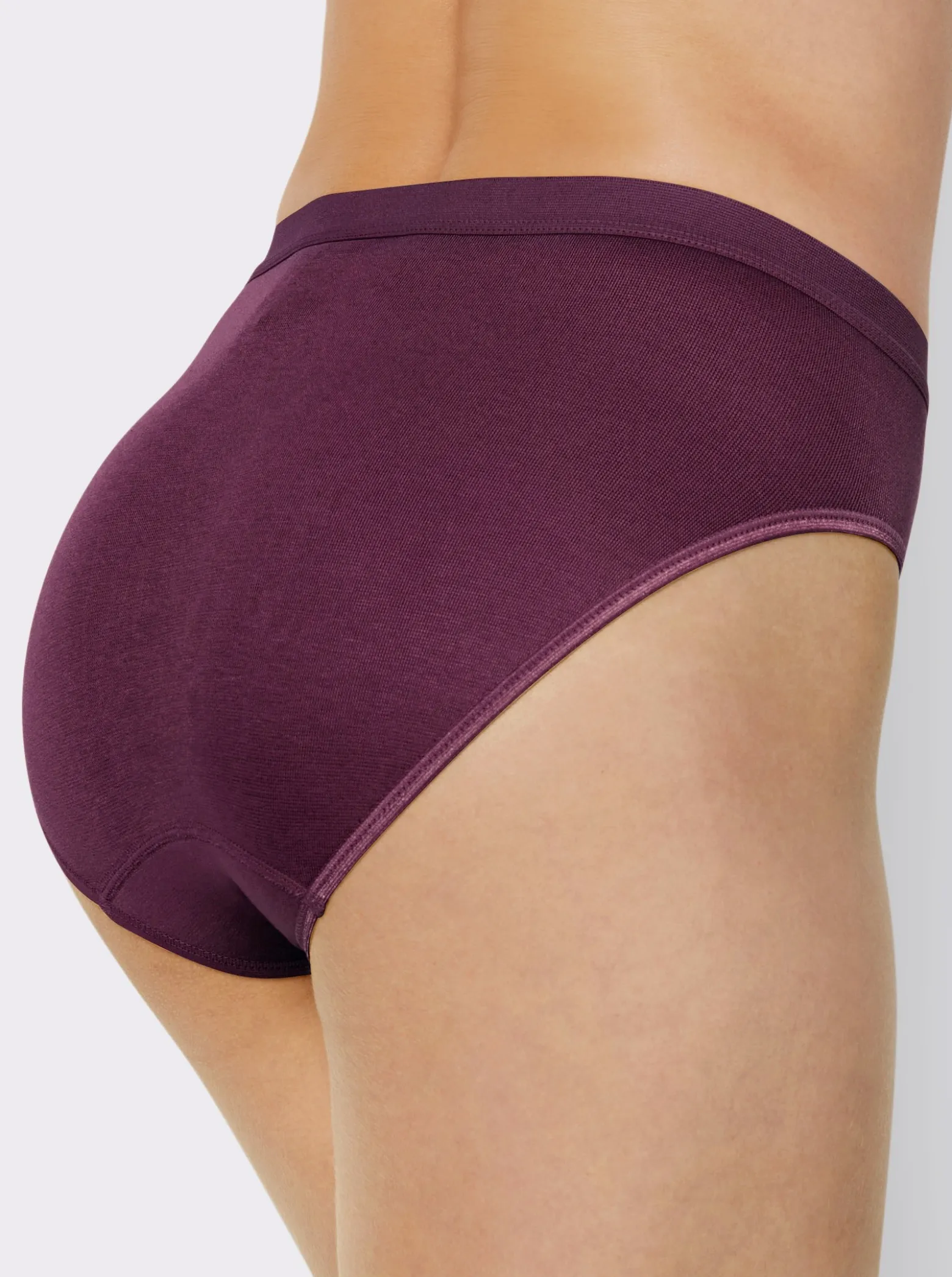 Slip mit elastischen Abschlüssen
