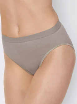 Slip mit elastischen Abschlüssen