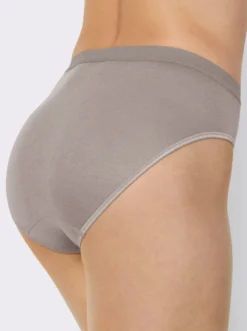 Slip mit elastischen Abschlüssen