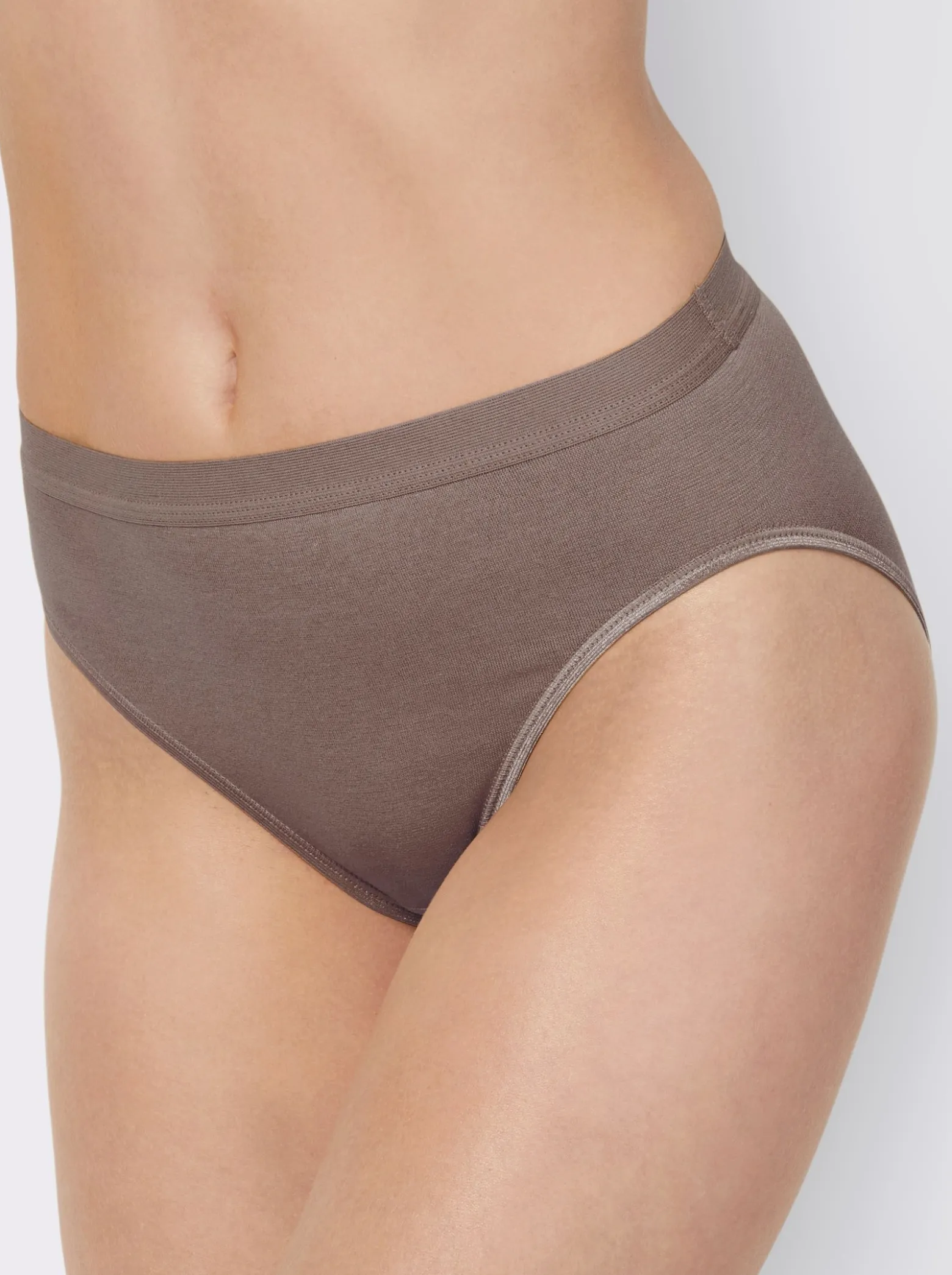 Slip mit elastischen Abschlüssen