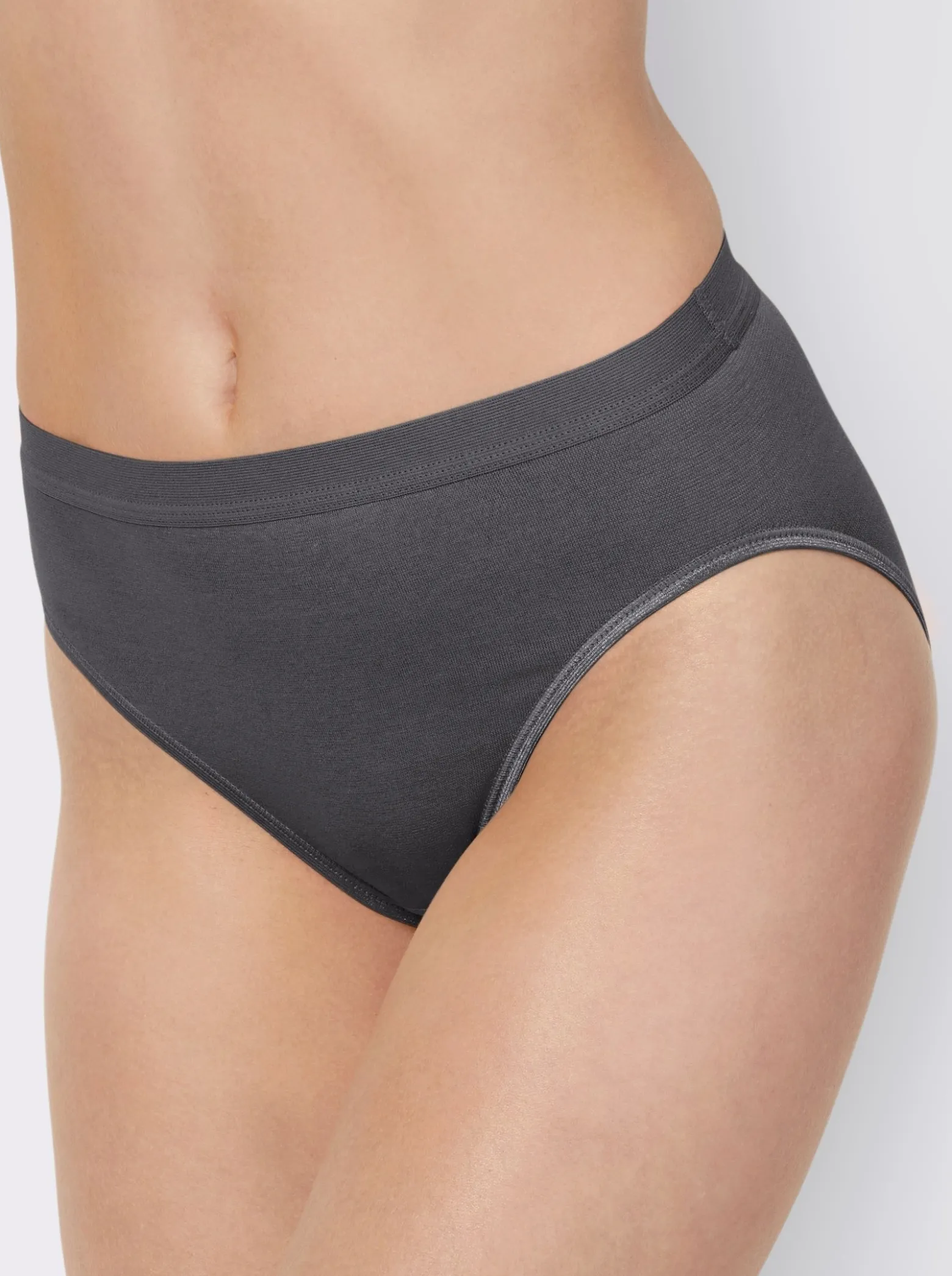 Slip mit elastischen Abschlüssen