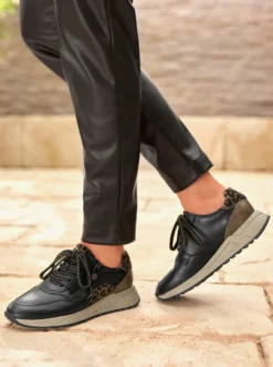 Sneaker