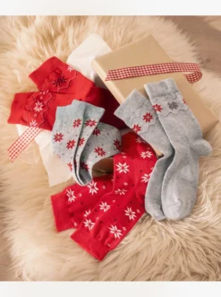 Socken im Weihnachtsdessin