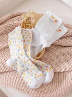 Socken mit Blümchen-Muster