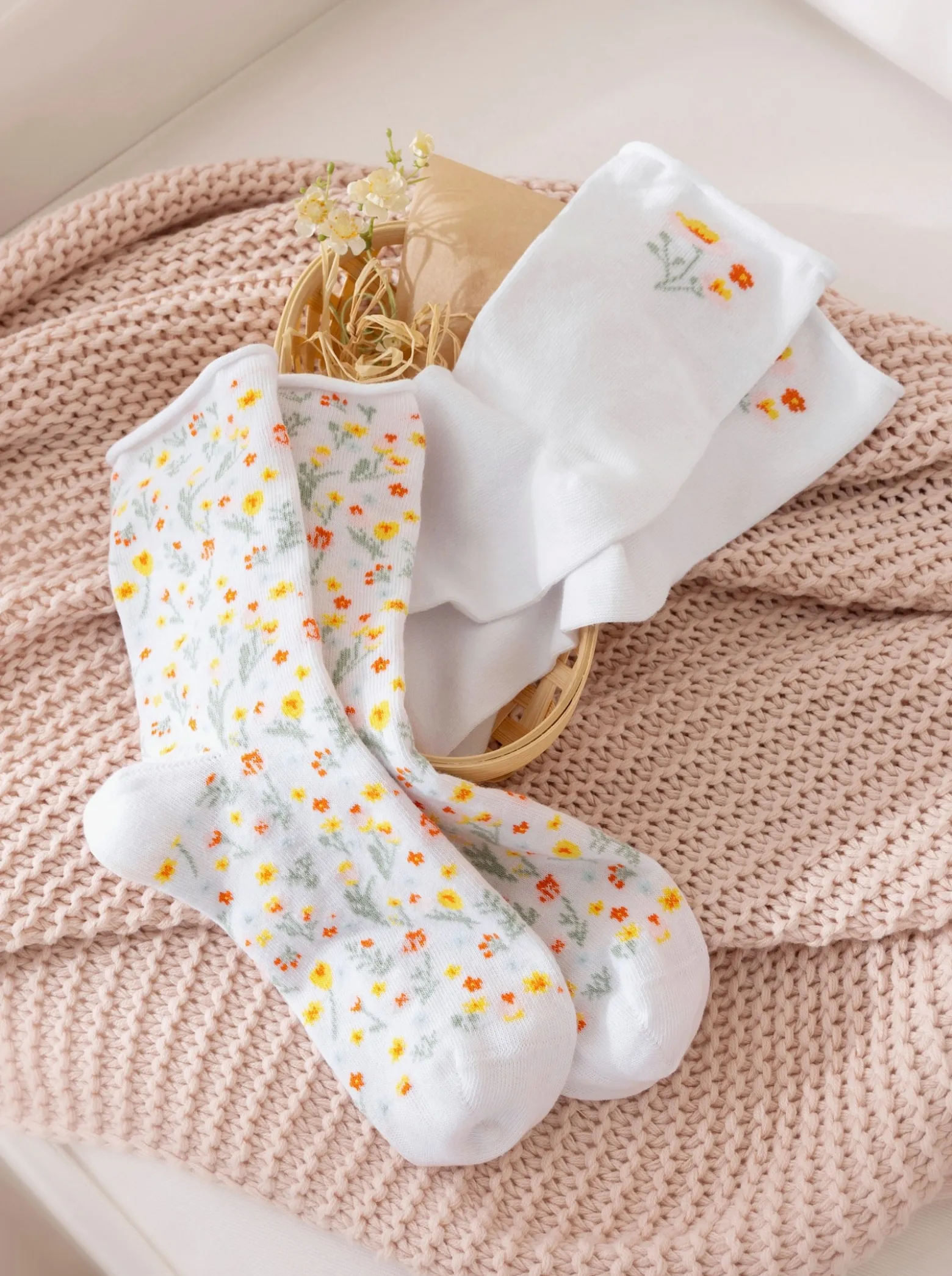 Socken mit Blümchen-Muster