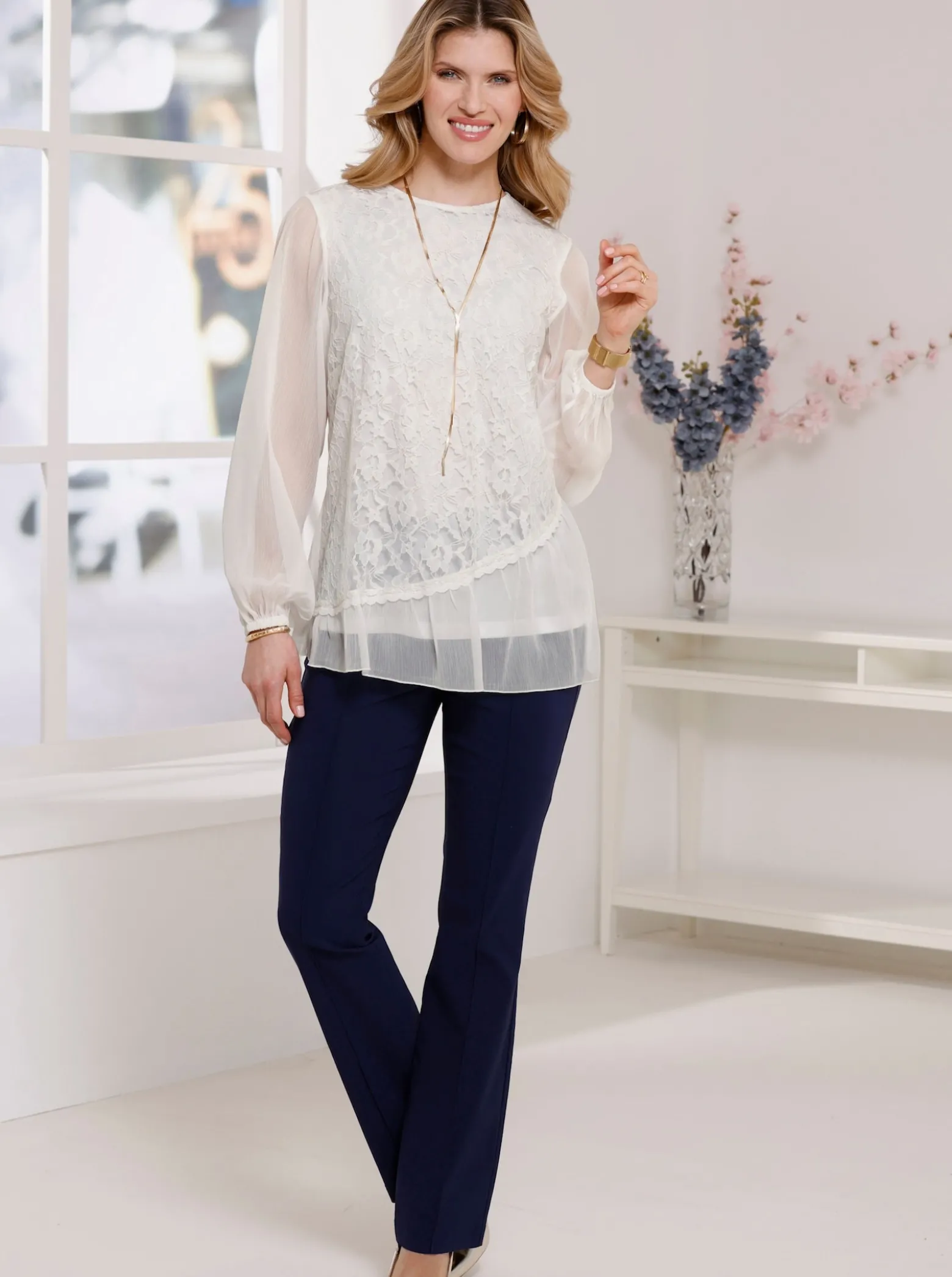 Spitzenbluse mit transparenten Ärmeln