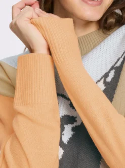 Stehkragenpullover mit überschnittenen Schultern