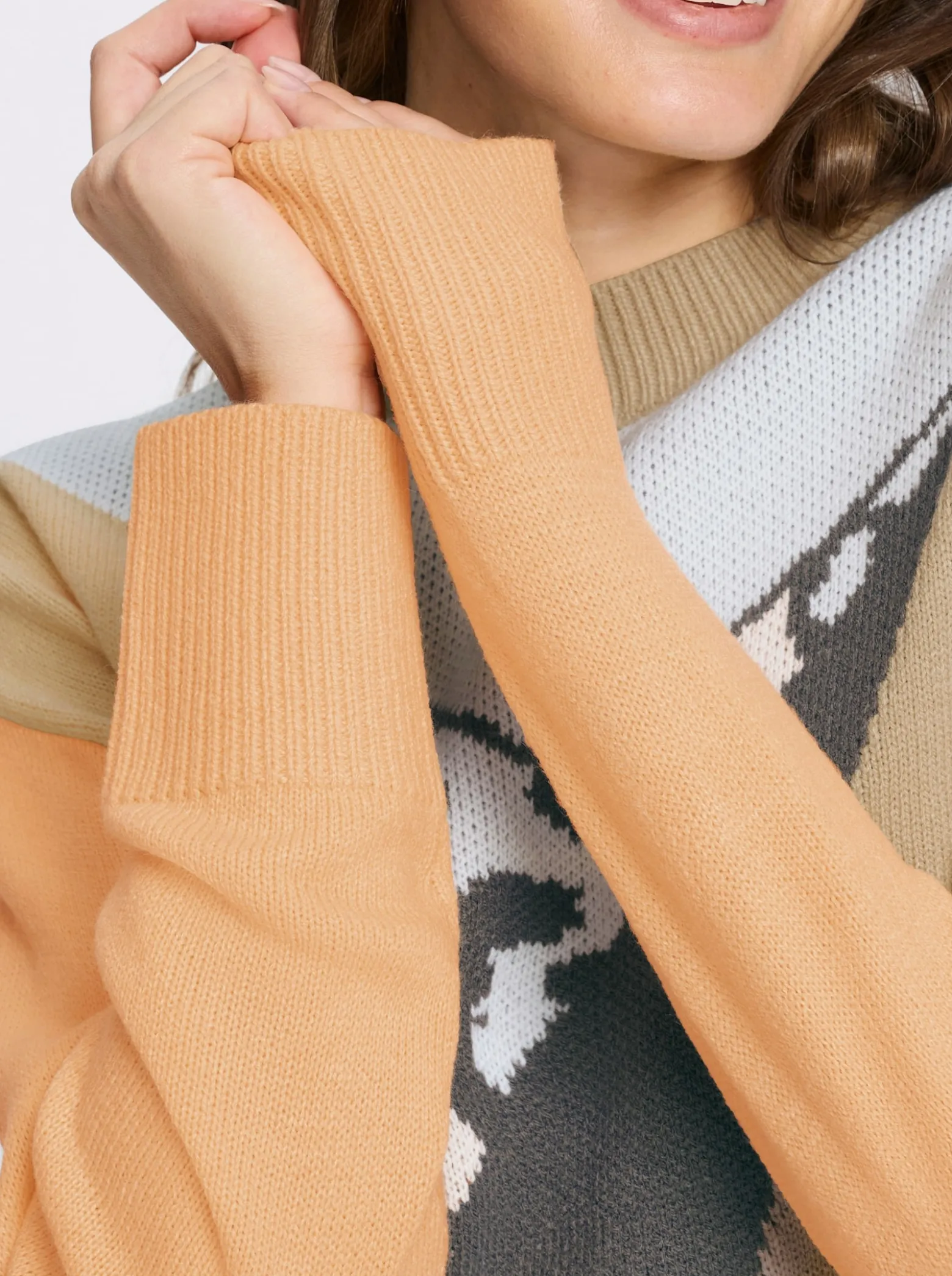 Stehkragenpullover mit überschnittenen Schultern