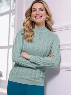Stehkragenpullover mit Einstrickmuster