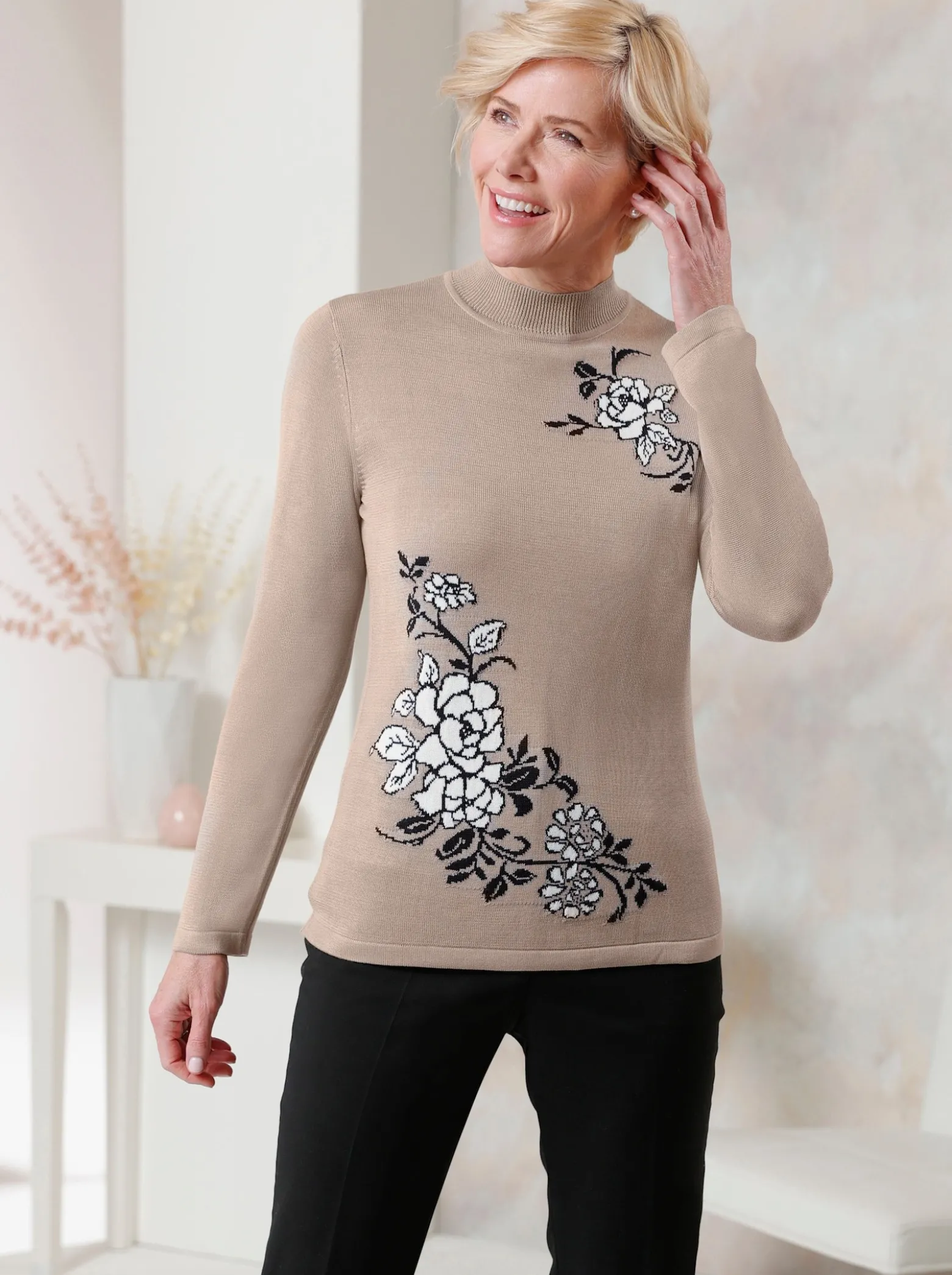 Stehkragenpullover mit floralem Intarsienmuster
