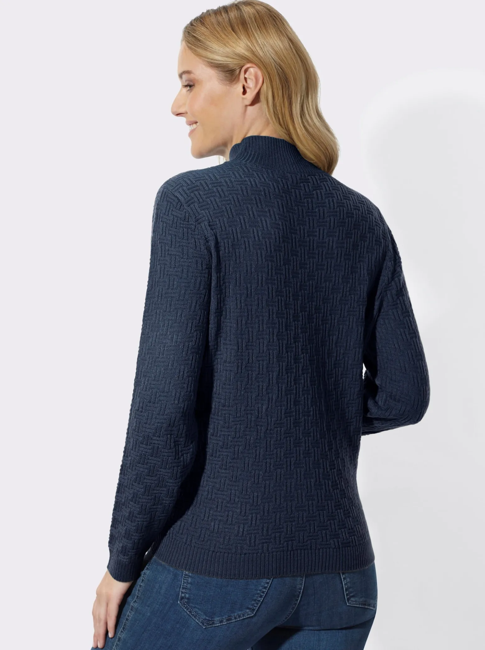 Stehkragenpullover mit Strickmuster