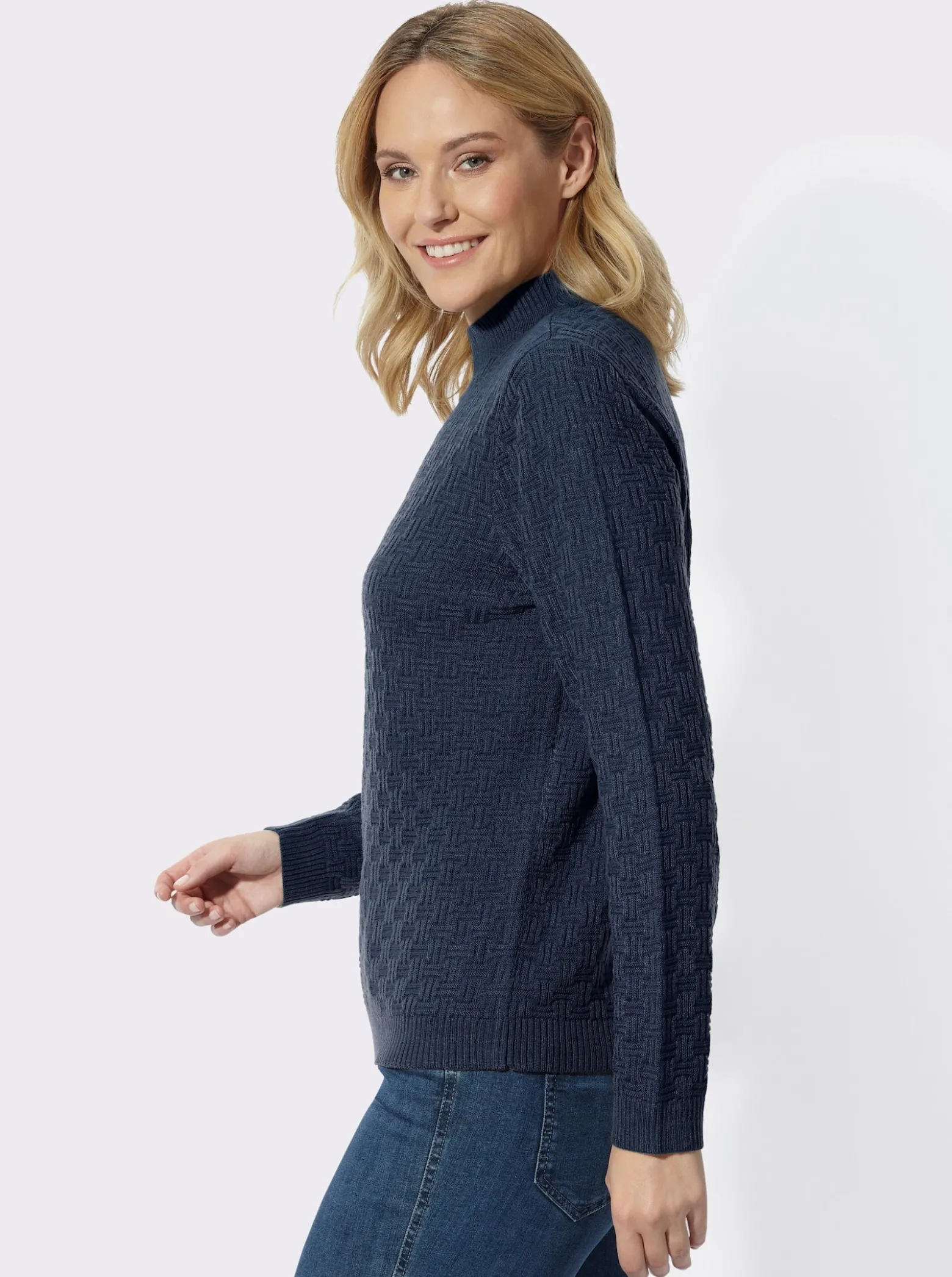 Stehkragenpullover mit Strickmuster