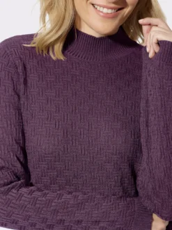 Stehkragenpullover mit Strickmuster