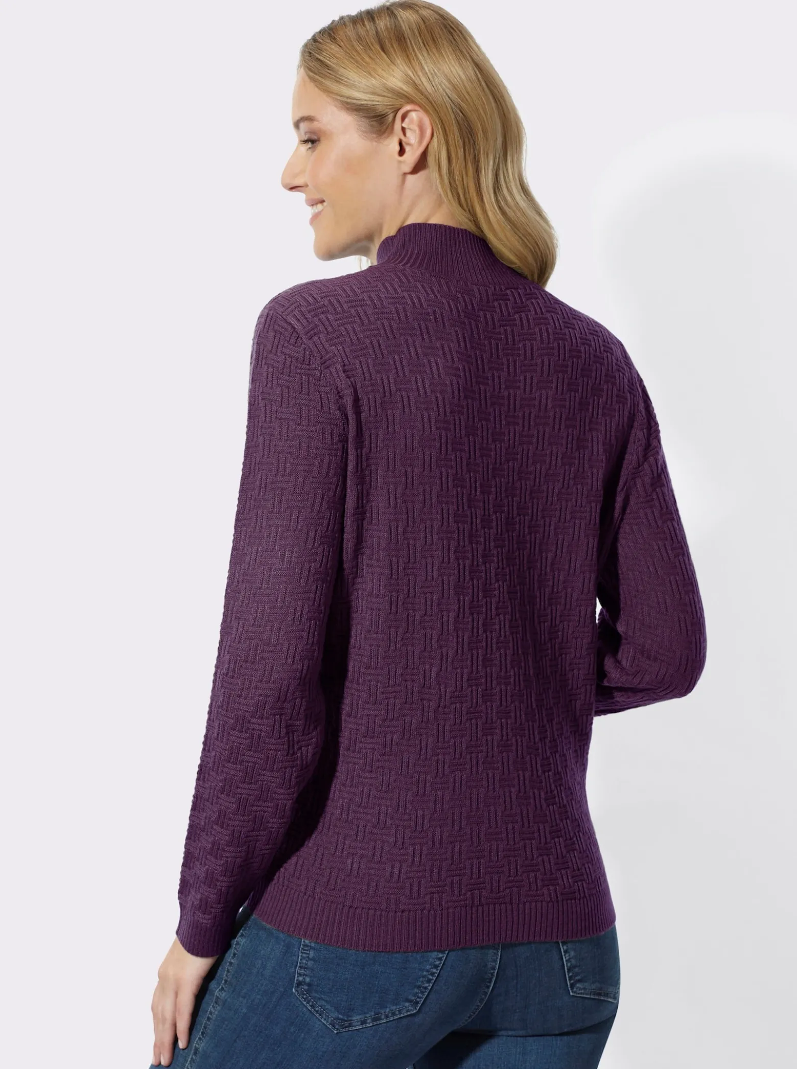 Stehkragenpullover mit Strickmuster