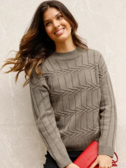 Stehkragenpullover mit Strickmuster