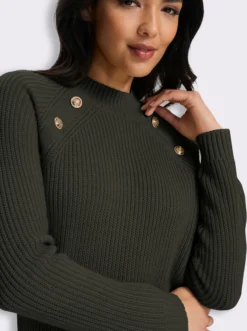 Stehkragenpullover mit Zierknöpfen