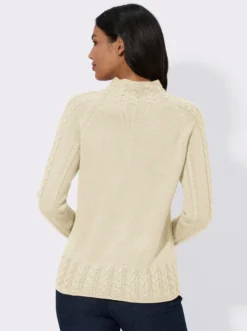 Stehkragenpullover mit Zopfstrick-Muster