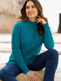 Stehkragenpullover mit Zopfmuster