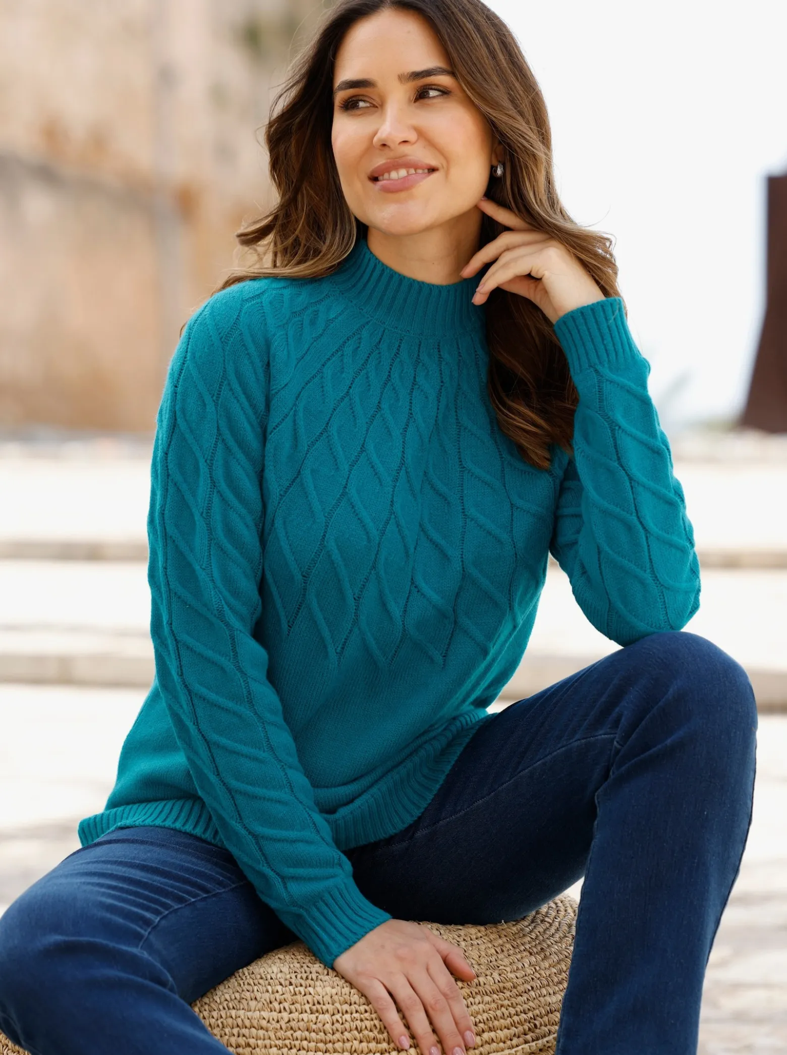 Stehkragenpullover mit Zopfmuster