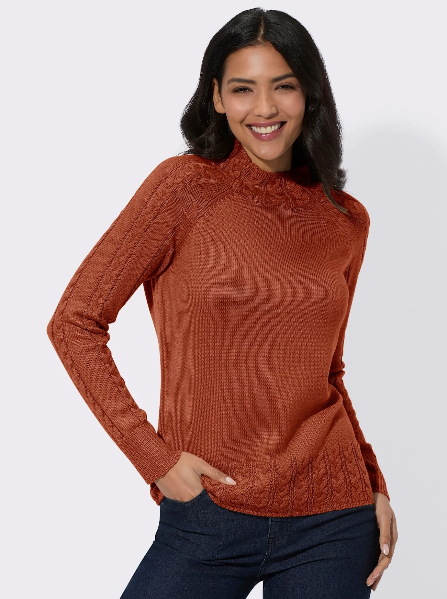 Stehkragenpullover mit Zopfstrick-Muster