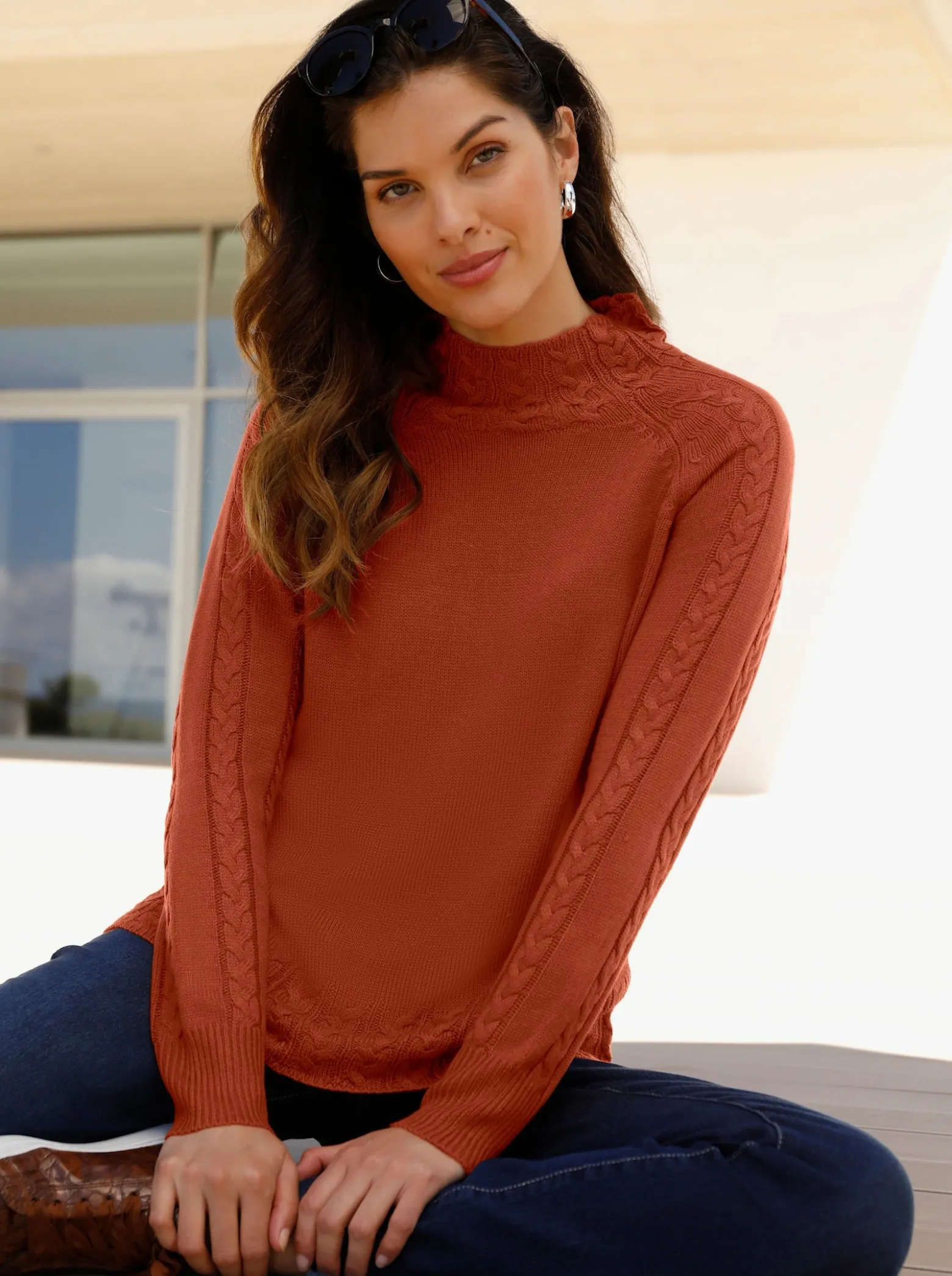 Stehkragenpullover mit Zopfstrick-Muster