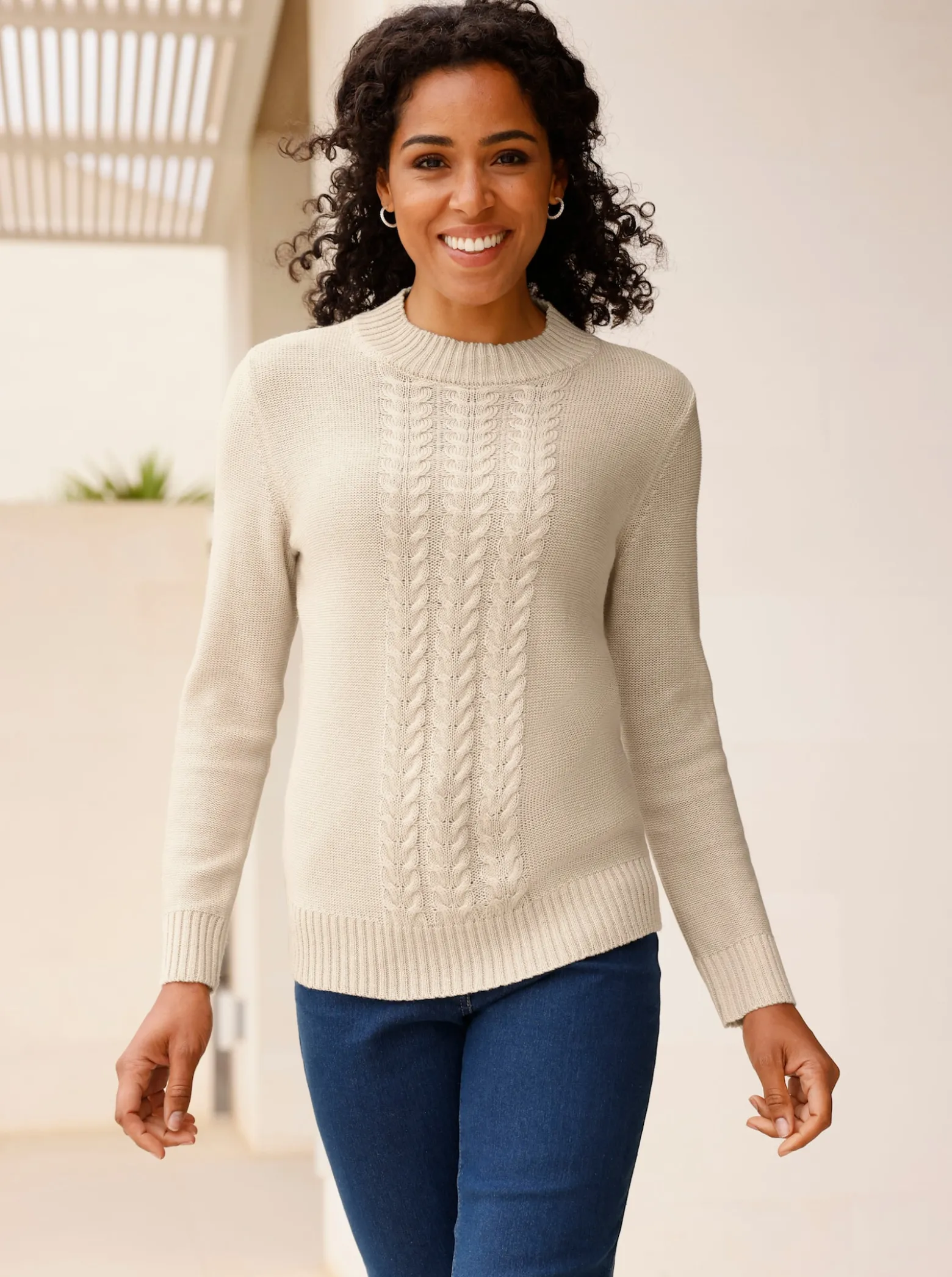 Stehkragenpullover mit Zopfmuster