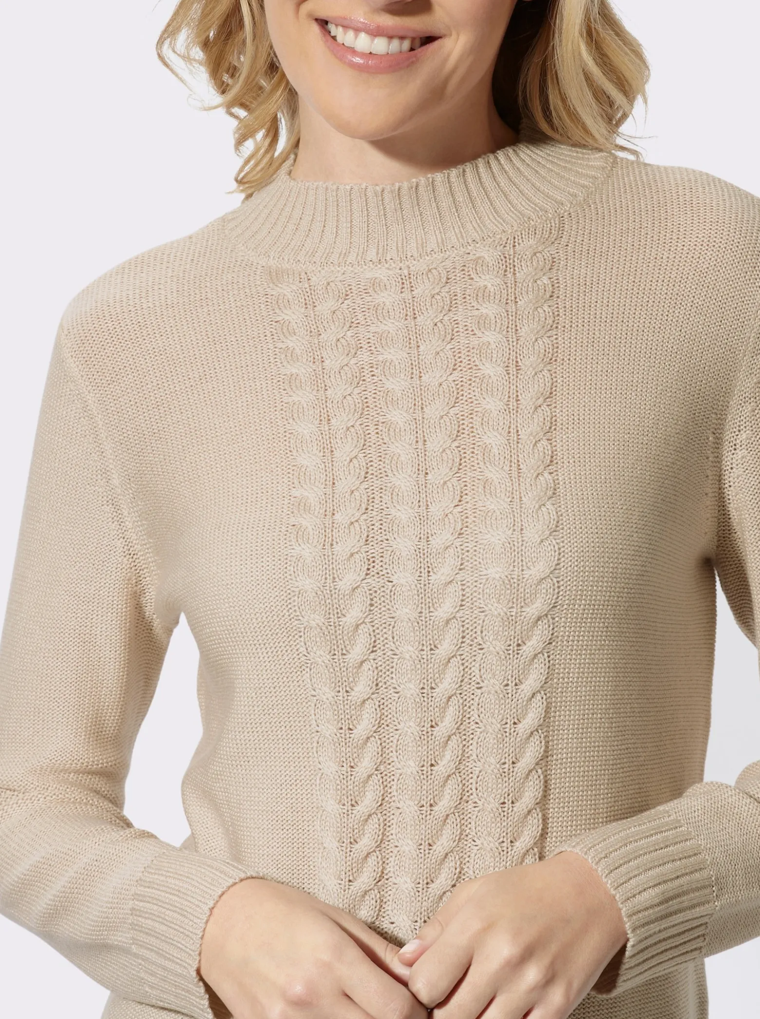 Stehkragenpullover mit Zopfmuster
