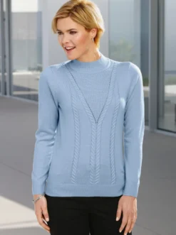 Stehkragenpullover mit Zopfmuster