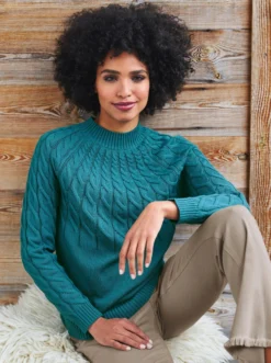 Stehkragenpullover mit Zopfmuster