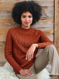 Stehkragenpullover mit Zopfmuster