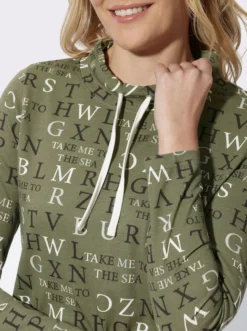 Stehkragenshirt mit Buchstabendruck